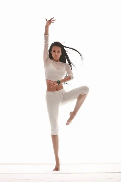 瑜伽酵母母其弥雅,把身体和气质融合到极致,曾被成龙提拔
