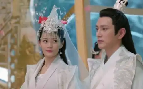 他们在戏里是母子,戏外却是夫妻,生下双胞胎取名一模一样
