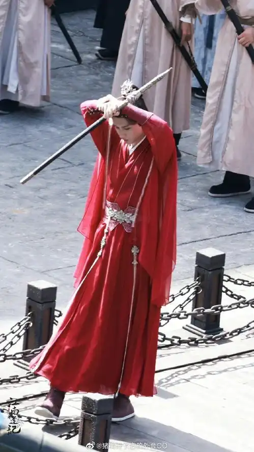 组图成毅新剧莲花楼新路透曝光红衣执剑造型精致
