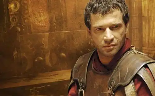 苏丹的羞辱把罗马皇帝屋大维的头像埋在台阶下,人人可踩踏
