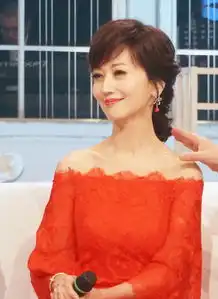 惊讶48岁李嘉欣苹果肌饱满到不敢认,最美阔太的杀手锏果然不同
