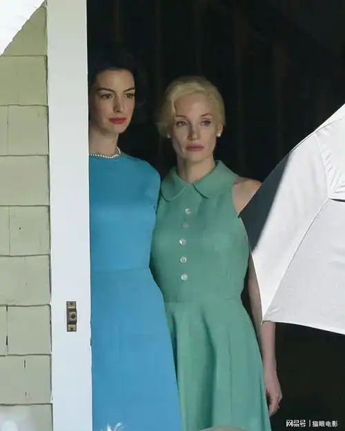 两大女神终于同框安妮海瑟薇名媛气质绝美,劳模姐秀白嫩直角肩
