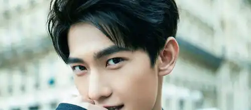 四大顶流的18岁吴亦凡帅气,鹿晗日系,看到李易峰就不淡定了
