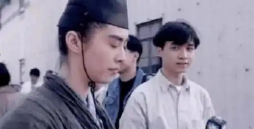 王祖贤多年前剧照流出,有谁注意过她旁边的记者如今已大红大紫
