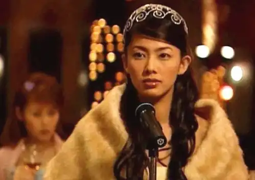 钱韦杉移居美国罕晒全家福,49岁美貌依旧,俩儿子身材高大像爸
