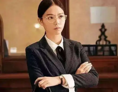 西红柿首富关掉特效后,10亿现金竟是这样,网友沈腾真能演
