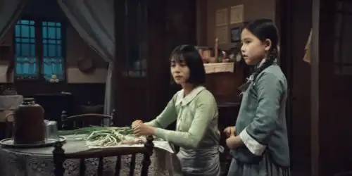 瞄准小雪的父亲不是杨之亮,应是秦紫舒池铁城早年相恋所生
