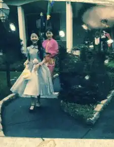 看刘亦菲小时候过万圣节照片,网友茜茜公主真的是从小美到大