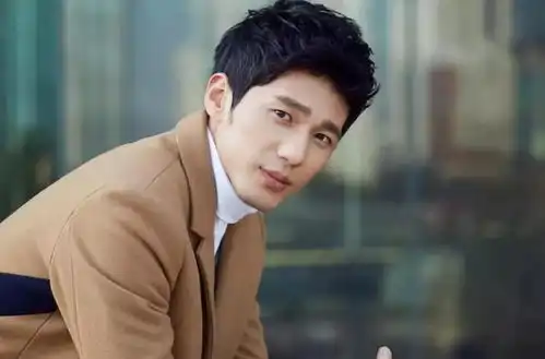 这对90后多产小情侣,被拍到在车库内忘情拥吻,恩爱戏多
