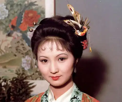 八竿子打不着的平儿,一心一意替探春着想,亲哥哥贾宝玉却添堵
