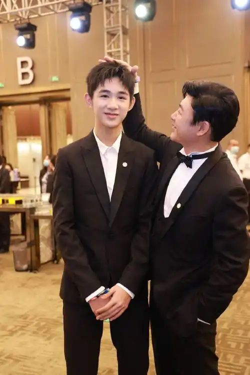 张颂文晒与荣梓杉合影两人开心比剪刀手氛围温馨