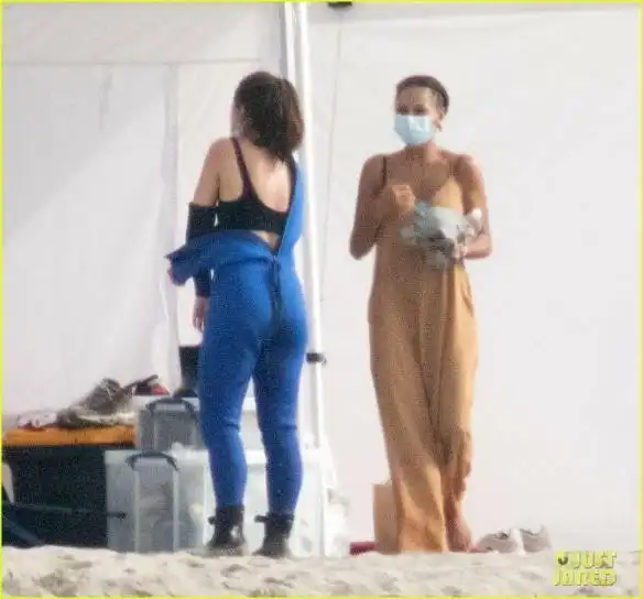 小美人鱼剧组爆发疫情新片场照王子湿身亮相