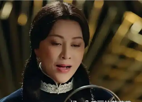 刘嘉玲梁朝伟久违同框夫妻一起看画展,伟仔面部皱纹抢镜