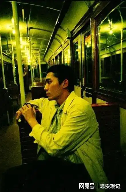 梁朝伟金手指获影帝,伦敦喂鸽子是他,街头吃面也是他