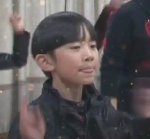 奶呼呼的西瓜头小易烊千玺,吐舌头的小豆丁也太可爱了