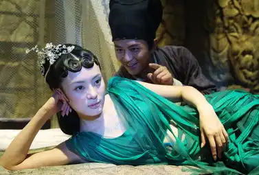 邓超孙俪画壁片场甜蜜照