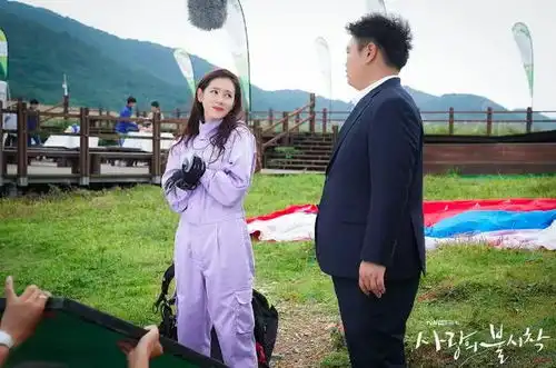 孙艺珍爱的迫降豪门女继承者,是怎么打扮的
