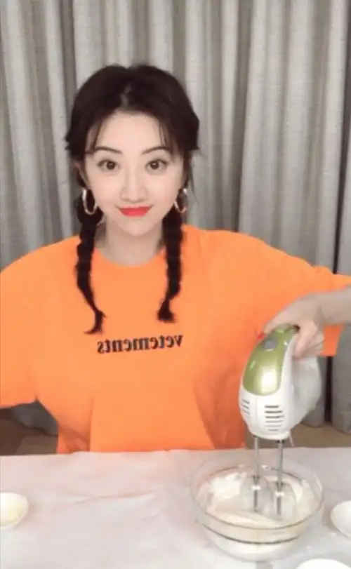 31岁景甜好水灵穿橘色字母t恤俏皮清新,扎双马尾少女感十足