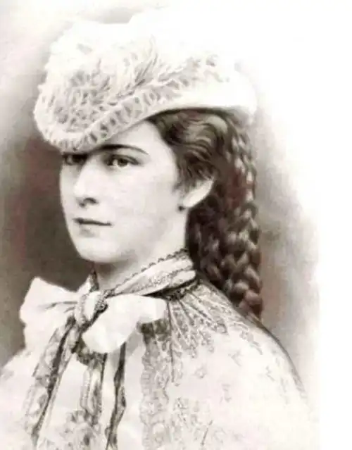 1天健身8小时,怀孕4次腰围仅50,茜茜公主为塑身给丈夫介绍情妇