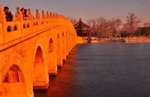 震撼北京颐和园再现金光穿洞,现场堪比春运
