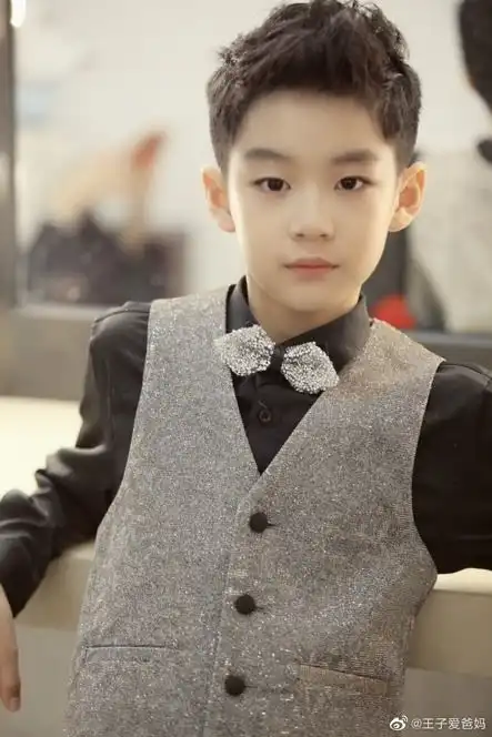 46岁曹颖踩恨天高热舞,皮肤白嫩笑容甜,穿超短裙长腿吸睛