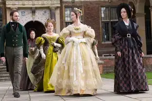 这群女生爱穿奇装上街每次穿妆两小时
