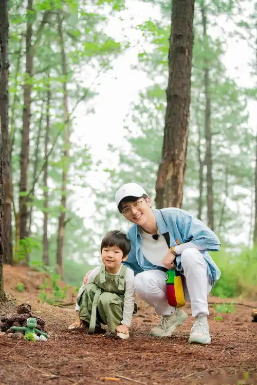 张新成奇妙小森林剧照掉落和橙子哥哥一起快乐奔跑吧
