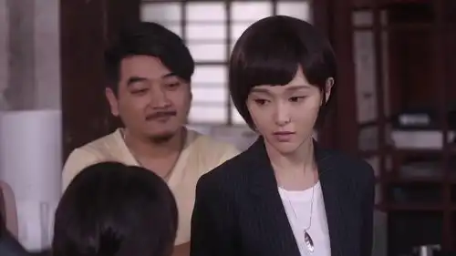 何以笙箫默应晖指定让默笙去拍照,同事们一脸纳闷,有猫腻