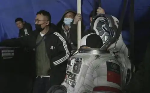 吴京晒流浪地球2剧照,深夜还在拍摄,第二部已正式定档