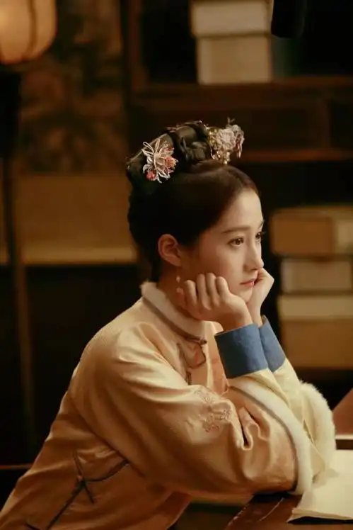 关晓彤尝试清宫造型,粉色刺绣旗袍搭旗头,甜如旧时光少女