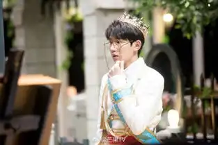 王源穿王子装戴皇冠尽显贵族气质低头思考展现完美侧颜杀