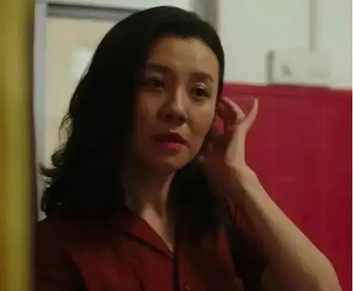 被名导白嫖三年后离开,39岁高龄生子,现在是中生代演员榜样