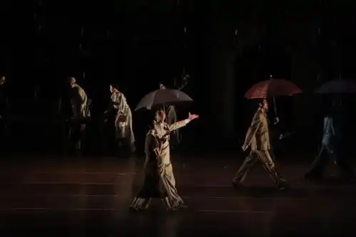 当中式旗袍邂逅西方芭蕾,在舞剧花样年华里重温老上海风情
