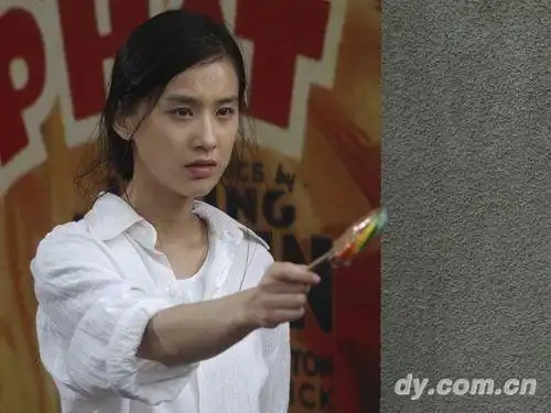 求黄圣依在功夫里拿棒棒糖的那张经典剧照
