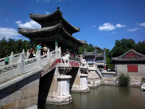 颐和园是按什么顺序写的,依次写了什么什么和什么
