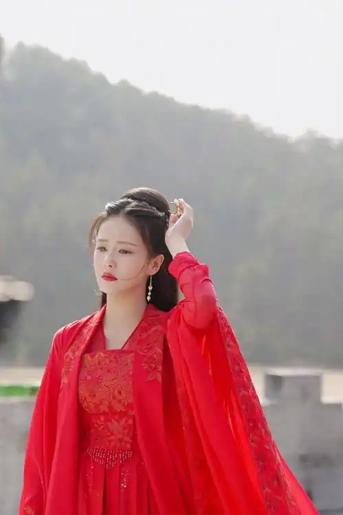 白鹿大方晒喜庆红嫁衣,网友圆满了