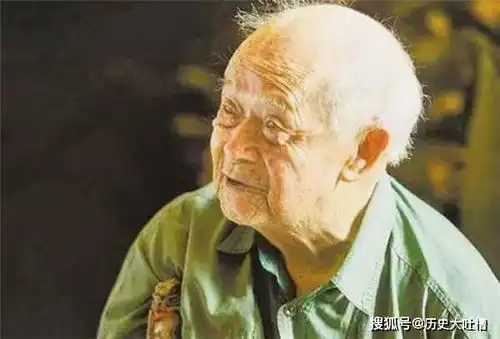 此战,他歼灭敌军四百余人,隐姓33年后,因2400元欠款身份被暴露