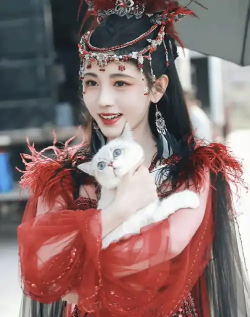 鞠婧祎花戎杀青剧照,管他什么妆容半永久,好看养眼不就行了