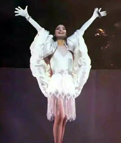 惊艳时光的旧照沈腾18岁,张国荣36岁,那一年的巩俐腋毛都没刮
