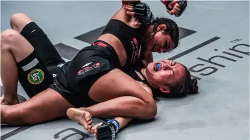 摔跤吧爸爸原型女将登台作战首回合砸拳ko,打哭韩国美女对手