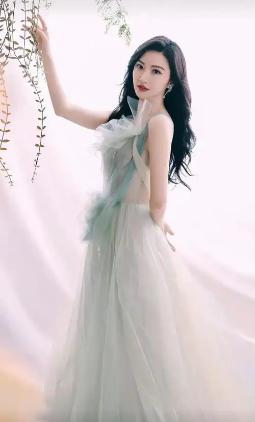 山河月明将开播,景甜晒颖儿剧照,给藏头诗点个赞
