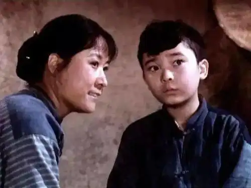 红星闪闪第一集映山红
