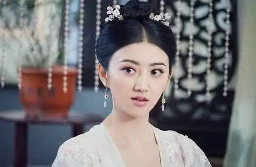 她因一双玉手登上后位,又因一张破嘴惨入冷宫,2年后就香消玉殒
