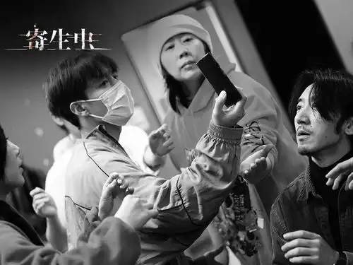 幕后故事明星版舞台剧寄生虫首波主创深度分享
