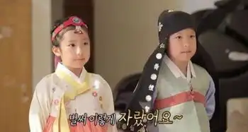 大长今李英爱罕见现身,48岁高贵又优雅,8岁龙凤胎活泼可爱
