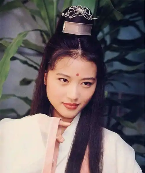 周海媚金庸甘愿为她改剧本,曾经火过刘嘉玲,为何55岁还不结婚