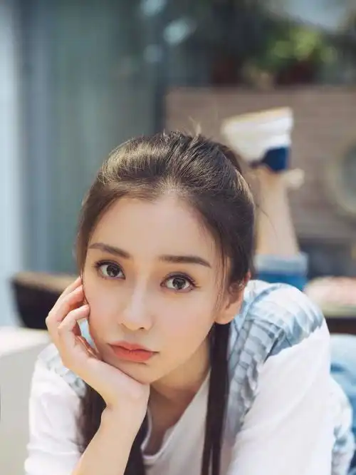 被baby最新写真惊艳到了,穿雾霾紫抹胸纱裙仙气十足气质优雅迷人
