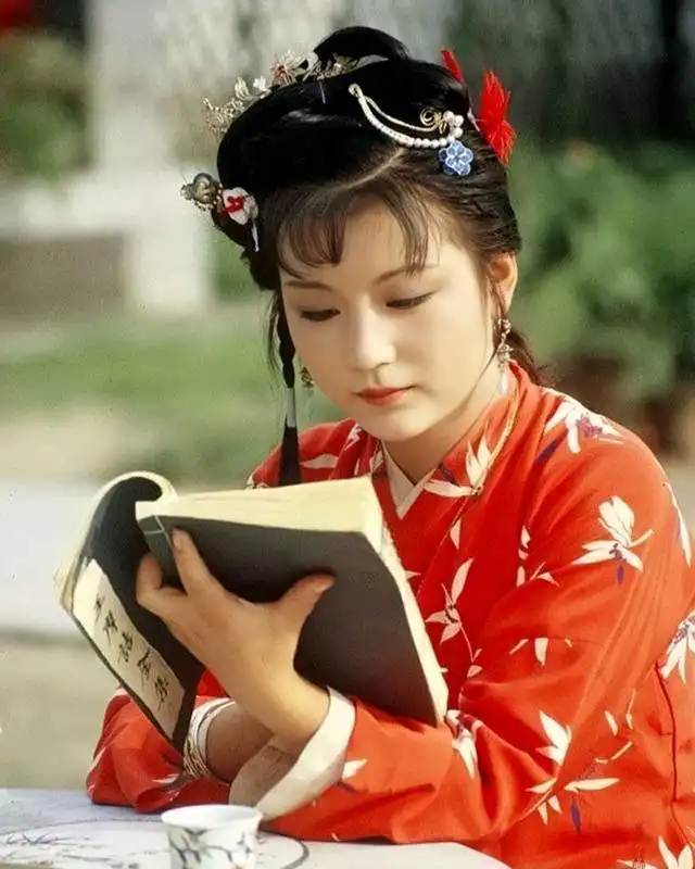 87红楼梦十位女演员的铜钱头,最美还是张静林,目若秋水