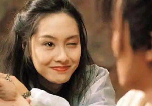 老公晒亲吻照为50岁的朱茵庆生,眼中满满是幸福,颜值依旧动人