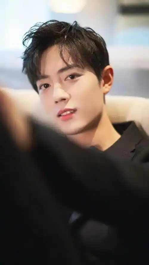 肖战新剧结婚路透,穿军装戴红花亮相,一家三口合影毫无违和
